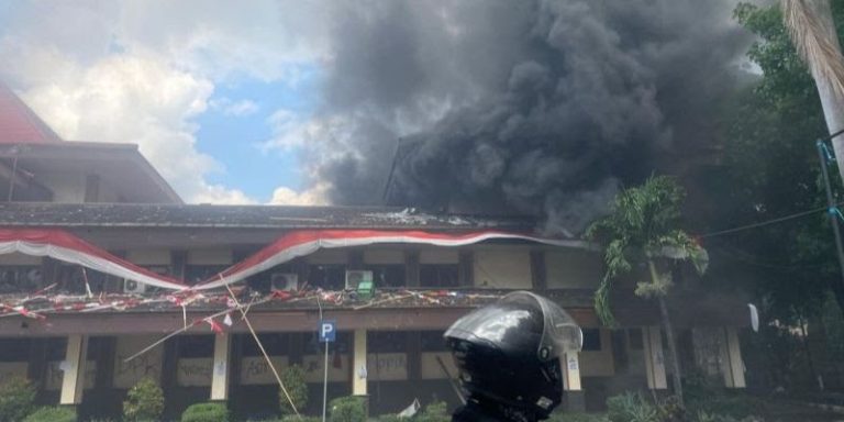 Masa Aksi Demonstrasi Di Kabupaten Cirebon Membakar Gedung DPRD Masa Aksi Demonstrasi Di Kabupaten Cirebon Membakar Gedung DPRD