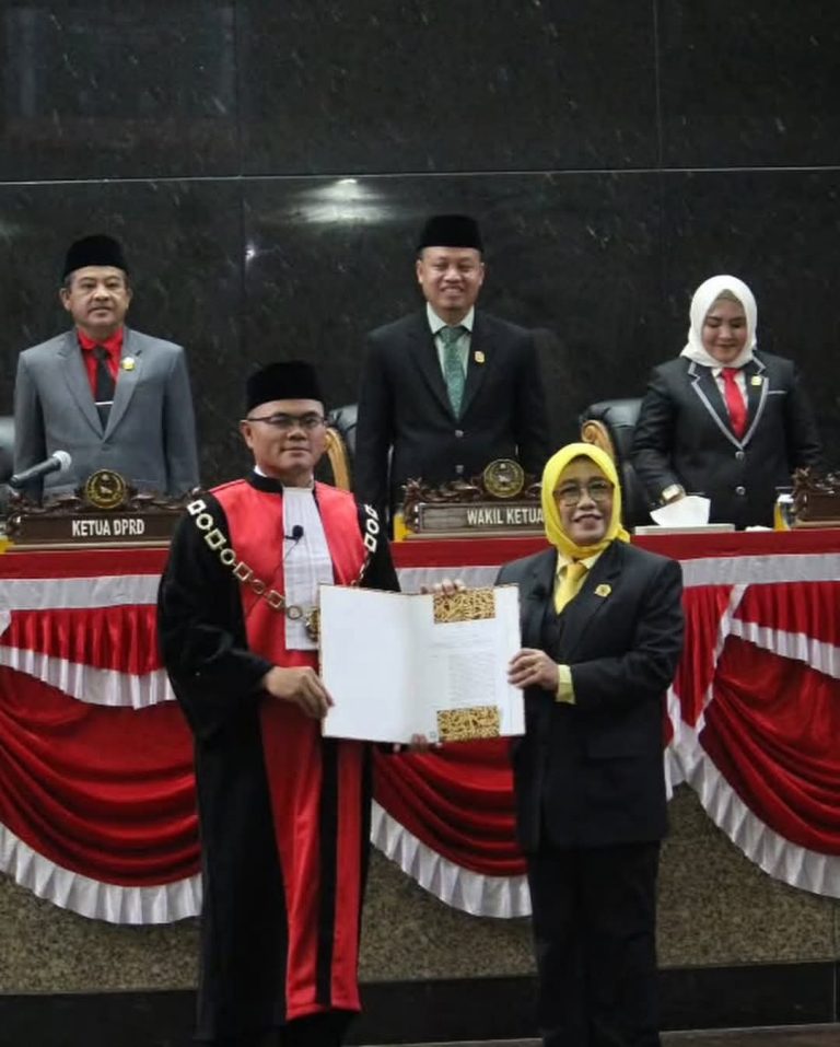 Hj Nurhayati resmi Dilantik, Jabat Ketua DPRD Indramayu dari Partai Golkar Hj Nurhayati resmi Dilantik, Jabat Ketua DPRD Indramayu dari Partai Golkar
