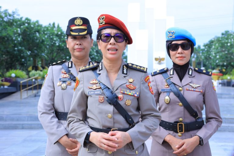 Polwan Mabes Polri Gelar Ziarah dan Tabur Bunga di TMP Kalibata Peringati Hari Jadi ke-77 Polwan Mabes Polri Gelar Ziarah dan Tabur Bunga di TMP Kalibata Peringati Hari Jadi ke-77
