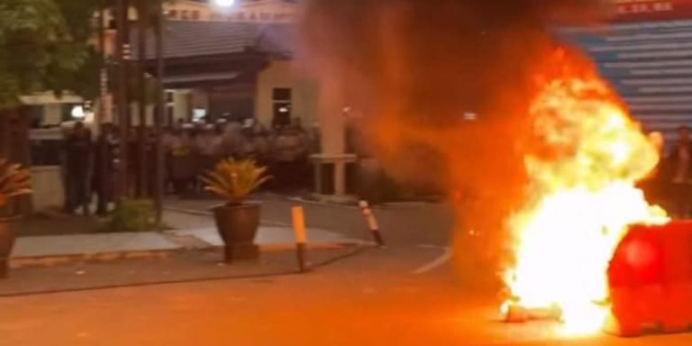 Aksi Solidaritas Mahasiswa Indramayu, Berakhir Ricuh, Beberapa Peserta Diamankan Polisi  ‎