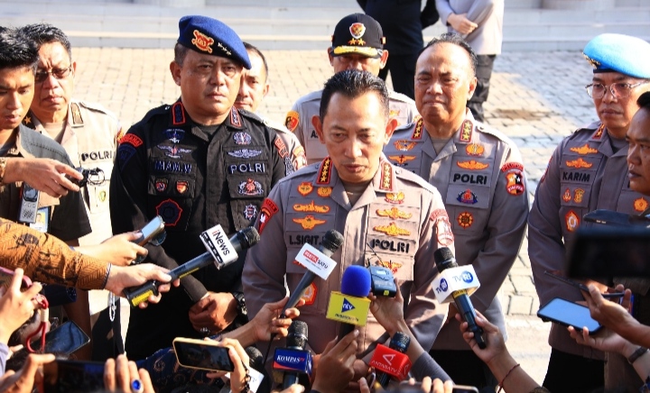 Presiden Kunjungi Polisi Korban Kerusuhan, Polri Janji Pulihkan Keamanan dan Tangkap Pelaku Presiden Kunjungi Polisi Korban Kerusuhan, Polri Janji Pulihkan Keamanan dan Tangkap Pelaku